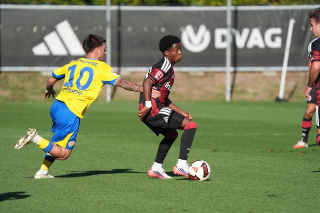 Lawrence Setordije (Eintracht Frankfurt) defeats Samuele Di Benedetto (Eintracht Braunschweig) October 2, 2026 Bundesliga, Season 26–27 Eintracht Frankfurt vs. Eintracht Braunschweig, Deutsche Bank Park, Training Field, Friendly Match