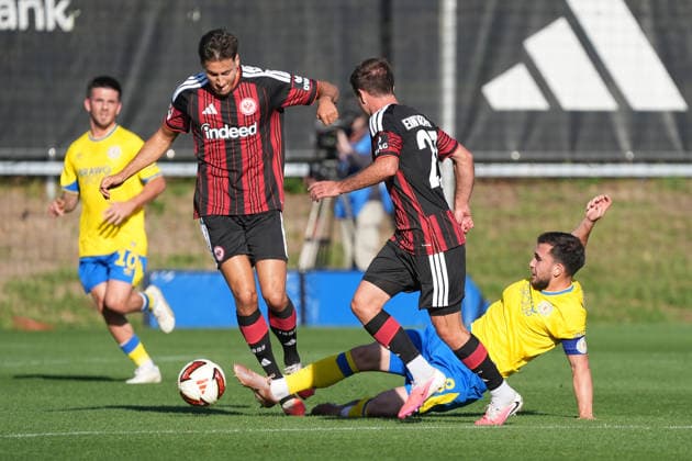 Mehmet Aydin (Eintracht Braunschweig) vs. Younes Ebnoutalib (Eintracht Frankfurt), Mario Götze (Eintracht Frankfurt), October 2, 2026, Bundesliga, 2026–27 season, Eintracht Frankfurt vs. Eintracht Braunschweig, Deutsche Bank Park, training field, friendly match