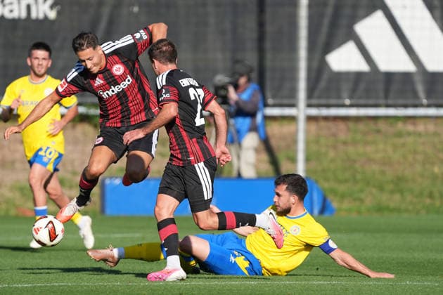Mehmet Aydin (Eintracht Braunschweig) vs. Younes Ebnoutalib (Eintracht Frankfurt), Mario Götze (Eintracht Frankfurt), October 2, 2026, Bundesliga, 2026–27 season, Eintracht Frankfurt vs. Eintracht Braunschweig, Deutsche Bank Park, training field, friendly match