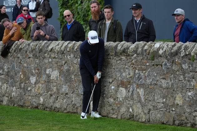 Clement Charmasson plays a shot off the wall near the 17th green Alfred Dunhill Links Championship, Round 2, Old Course, St Andrews, UK, Scotland - 02 Oct 2026 United Kingdom  Copyright: xStuartxWallace Shutterstockx 17182229b