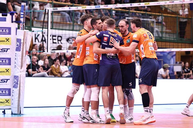 VOLLEYBALL - Coppa Pallavolo Senza Confini HARTBERG,AUSTRIA,02.OCT.26 - VOLLEYBALL - Coppa Pallavolo Senza Confini, TSV Hartberg vs ACH Volley Ljubljana. Image shows the rejoicing of Ljubljana.  GEPAxpictures xChrisxBauer