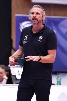 VOLLEYBALL - Coppa Pallavolo Senza Confini HARTBERG,AUSTRIA,02.OCT.26 - VOLLEYBALL - Coppa Pallavolo Senza Confini, TSV Hartberg vs ACH Volley Ljubljana. Image shows head coach Markus Hirczy (Hartberg).  GEPAxpictures xChrisxBauer