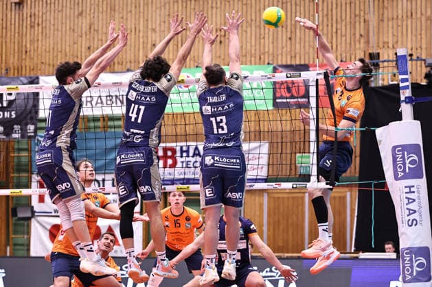 VOLLEYBALL - Coppa Pallavolo Senza Confini HARTBERG,AUSTRIA,02.OCT.26 - VOLLEYBALL - Coppa Pallavolo Senza Confini, TSV Hartberg vs ACH Volley Ljubljana. Image shows Clemens Ecker, Paul Scheiblhofer, Max Thaller (Hartberg) and Rok Bracko (Ljubljana).  GEPAxpictures xChrisxBauer