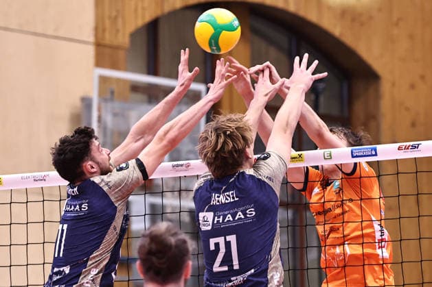 VOLLEYBALL - Coppa Pallavolo Senza Confini HARTBERG,AUSTRIA,02.OCT.26 - VOLLEYBALL - Coppa Pallavolo Senza Confini, TSV Hartberg vs ACH Volley Ljubljana. Image shows Clemens Ecker and Richard Hensel (Hartberg).  GEPAxpictures xChrisxBauer