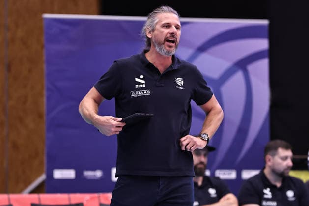 VOLLEYBALL - Coppa Pallavolo Senza Confini HARTBERG,AUSTRIA,02.OCT.26 - VOLLEYBALL - Coppa Pallavolo Senza Confini, TSV Hartberg vs ACH Volley Ljubljana. Image shows head coach Markus Hirczy (Hartberg).  GEPAxpictures xChrisxBauer