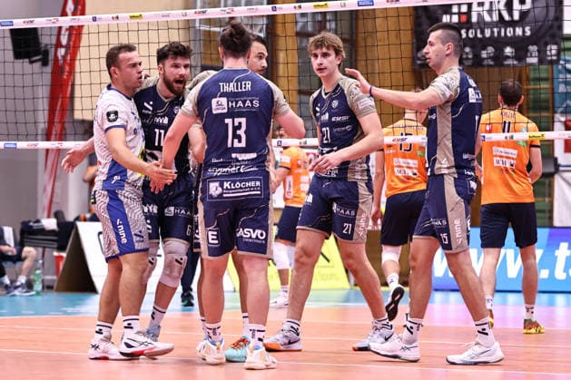 VOLLEYBALL - Coppa Pallavolo Senza Confini HARTBERG,AUSTRIA,02.OCT.26 - VOLLEYBALL - Coppa Pallavolo Senza Confini, TSV Hartberg vs ACH Volley Ljubljana. Image shows the rejoicing of Hartberg.  GEPAxpictures xChrisxBauer