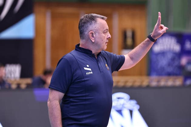 VOLLEYBALL - Coppa Pallavolo Senza Confini HARTBERG,AUSTRIA,02.OCT.26 - VOLLEYBALL - Coppa Pallavolo Senza Confini, TSV Hartberg vs ACH Volley Ljubljana. Image shows head coach Igor Kolakovic (Ljubljana).  GEPAxpictures xChrisxBauer