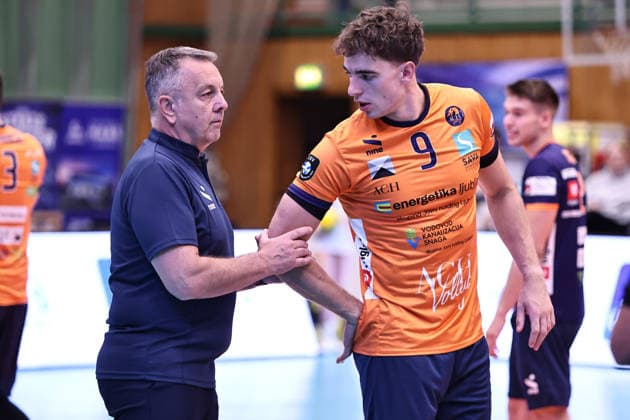 VOLLEYBALL - Coppa Pallavolo Senza Confini HARTBERG,AUSTRIA,02.OCT.26 - VOLLEYBALL - Coppa Pallavolo Senza Confini, TSV Hartberg vs ACH Volley Ljubljana. Image shows head coach Igor Kolakovic and Sebastian Sablatnig (Ljubljana).  GEPAxpictures xChrisxBauer