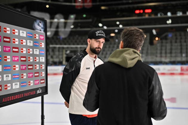 Penny DEL: Augsburger Panther vs. Grizzlys Wolfsburg, October 2, 2026, AUGSBURG, GERMANY OCTOBER 2 Julian MELCHIORI of the Grizzlys Wolfsburg, No. 44, during an interview with Magenta Sport before the Penny DEL match between the Augsburger Panther and the Grizzlys Wolfsburg on Matchday 5 at Curt Frenzel Stadium Copyright: xBEAUTIFULxSPORTS Goldbergx