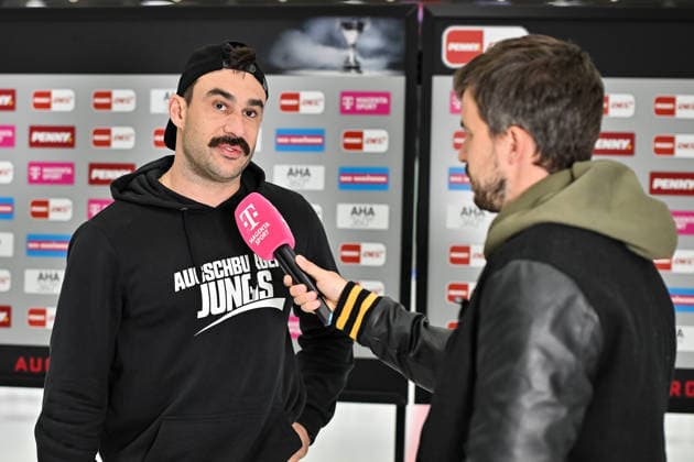 Penny DEL: Augsburger Panther vs. Grizzlys Wolfsburg, October 2, 2026, AUGSBURG, GERMANY OCTOBER 2. Pictured: Trevor PARKES of the Augsburger Panther 84 being interviewed by Magenta Sport before the Penny DEL match between the Augsburger Panther and the Grizzlys Wolfsburg on Matchday 5 at Curt Frenzel Stadium Copyright: xBEAUTIFULxSPORTS Goldbergx