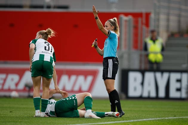 Soccer I Women s I 2026–2027 Season I Bundesliga I Bayer 04 Leverkusen vs. Werder Bremen I October 2, 2026: Referee Julia Boike asks for help for Mei Shimada, 8, Werder Bremen, Leverkusen, Ulrich Haberland Stadium, North Rhine-Westphalia, Germany Copyright: xLobeca CedricxSiefkerx