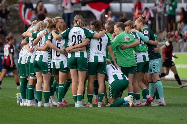 The Bremen team holds a pre-game huddle before kickoff, Bayer 04 Leverkusen Women vs. SV Werder Bremen Women, Soccer, Google Pixel Women s Bundesliga, Matchday 6, 2026–2027, October 2, 2026 DFB regulations prohibit any use of photographs as image sequences and or quasi-video Leverkusen, North Rhine-Westphalia, Germany Copyright: xkolbert-press MarkusxVerwimpx