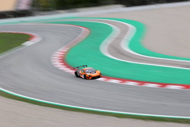 GT World Challenge Europe powered by AWS Barcelona 2026 Guilherme Oliveira, of Optimum Motorsport, drives a McLaren 720S GT3 EVO during free practice 1 of the GT World Challenge powered by AWS 2026 at the Barcelona-Catalunya Circuit in Barcelona, Spain, on October 2, 2026. Barcelona Barcelona Spain  Copyright: xUrbanandsportx originalFilename:valls-gtworldc261102_np6J8.jpg