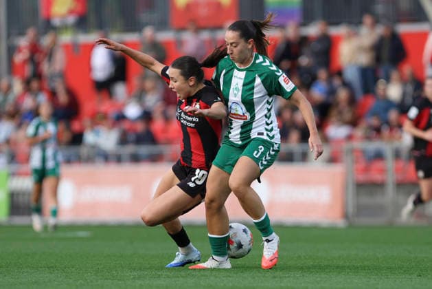 Loreen Bender of Bayer 04 Leverkusen and Wiktoria Zieniewicz of SV Werder Bremen battle for the ball during the Women s Bundesliga match between Bayer 04 Leverkusen and SV Werder Bremen at Ulrich Haberland Stadium on October 2, 2026, in Leverkusen, Germany. Photo by Oliver Kaelke, DeFodi Images. Loreen Bender of Bayer 04 Leverkusen and Wiktoria Zieniewicz of SV Werder Bremen battle for the ball during the Bundesliga match between Bayer 04 Leverkusen and SV Werder Bremen at Ulrich Haberland Stadium on October 2, 2026 in Leverkusen, Germany. Photo by Oliver Kaelke, DeFodi Images. DFB and DFL regulations prohibit any use of photographs as image sequences and or quasi-video. Photo by Oliver Kaelke, DeFodi Images.