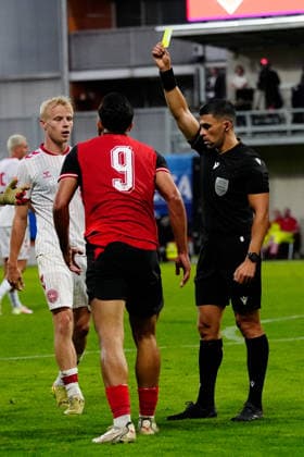 SOCCER - UEFA U21, U 21 EURO quali, AUT vs DEN VIENNA,AUSTRIA,02.OCT.26 - SOCCER - UEFA European Under-21 Championship 2027, qualifiers, OEFB Under-21 international match, Länderspiel, Nationalmannschaft Austria vs Denmark. Image shows Oscar Hojlund (DEN), Furkan Dursun (AUT) and head referee Snir Levi (ISR).  GEPAxpictures xKevinxKada