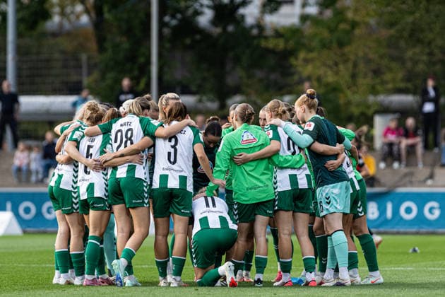 Google Pixel Women s Bundesliga: Bayer 04 Leverkusen Women vs. SV Werder Bremen Women, October 2, 2026. SV Werder Bremen Women in their team huddle before kickoff. Google Pixel Women s Bundesliga: Bayer 04 Leverkusen Women vs. SV Werder Bremen Women, BayArena, Leverkusen, October 2, 2026 DFL regulations prohibit any use of photographs as image sequences and or quasi-video Copyright: xBEAUTIFULxSPORTS Buriakovx