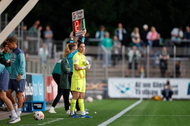 Soccer I Women s I 2026–2027 Season I Bundesliga I Bayer 04 Leverkusen vs. Werder Bremen I October 2, 2026 Charlotte Voll 1, Bayer 04 Leverkusen brings on a substitute after Rafaela Borggräfe 12, Bayer 04 Leverkusen, is injured. Leverkusen, Ulrich Haberland Stadium, North Rhine-Westphalia, Germany Copyright: xLobeca CedricxSiefkerx