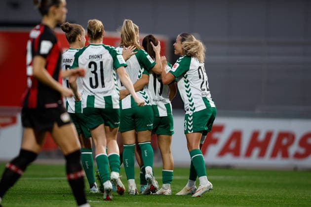 Soccer I Women s I 2026–2027 Season I Bundesliga I Bayer 04 Leverkusen vs. Werder Bremen I October 2, 2026 Werder Bremen celebrates its goal scorer Luna Vanzeir (13), Werder Bremen: Cheering, Joy, Penalty Kick Goal, Leverkusen, Ulrich Haberland Stadium, North Rhine-Westphalia, Germany Copyright: xLobeca CedricxSiefkerx