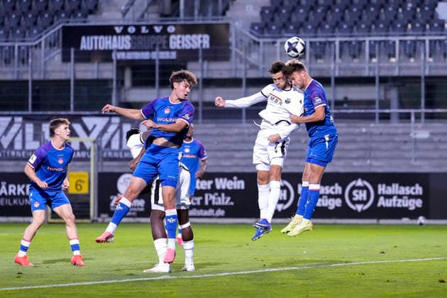 From left: David Mamutovic (SVS), 7, Nicklas Shipnoski (FCK), 7, during a header, header duel, game play, aerial duel, action, October 2, 2026, Sandhausen, Germany, soccer, Regionalliga Southwest, SV Sandhausen 1 vs. FC Kaiserslautern II xozx