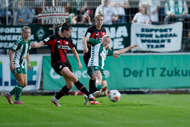 Soccer I Women s I 2026–2027 Season I Bundesliga I Bayer 04 Leverkusen vs. Werder Bremen I October 2, 2026 Claudia Wenger 5, Bayer 04 Leverkusen and Elena Dhont 31, Werder Bremen in a tackle at the Ulrich Haberland Stadium in Leverkusen, North Rhine-Westphalia, Germany Copyright: xLobeca CedricxSiefkerx
