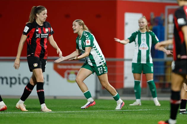 Soccer I Women s I 2026–2027 Season I Bundesliga I Bayer 04 Leverkusen vs. Werder Bremen I October 2, 2026 Sarah Gutmann, 27, Werder Bremen is dissatisfied with a call by referee Julia Boike and is seeking a free kick at Leverkusen’s Ulrich Haberland Stadium in North Rhine-Westphalia, Germany Copyright: xLobeca CedricxSiefkerx