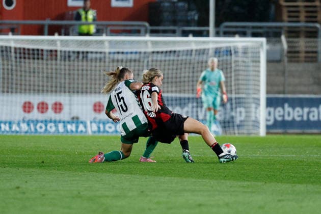 Soccer I Women s I 2026–2027 Season I Bundesliga I Bayer 04 Leverkusen vs. Werder Bremen I October 2, 2026 Michelle Weiss 15, Werder Bremen fouls Sofie Zdebel (16), Bayer 04 Leverkusen; foul at the Ulrich Haberland Stadium in North Rhine-Westphalia, Germany Copyright: xLobeca CedricxSiefkerx