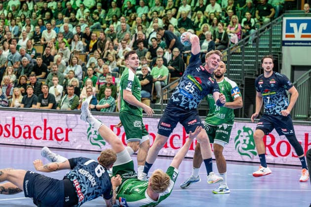 OPEL Handball Bundesliga: HSG Wetzlar vs. Rhein Neckar Löwen, 10 02 26 Haukur Prastarson (Rhein Neckar Löwen), 25, Edwin Aspenbäck (Rhein Neckar Löwen), 78, Josip Simic (HSG Wetzlar), 10, Cyrill Akakpo, HSG Wetzlar, 20, Georg Löwen, HSG Wetzlar, 33 OPEL Handball Bundesliga: HSG Wetzlar vs. Rhein Neckar Löwen, Wetzlar, 10 26 02 Copyright: xBEAUTIFULxSPORTS Roeczeyx