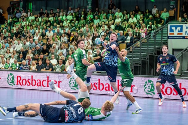 OPEL Handball Bundesliga: HSG Wetzlar vs. Rhein Neckar Löwen, 10 02 26 Haukur Prastarson (Rhein Neckar Löwen), 25, Edwin Aspenbäck (Rhein Neckar Löwen), 78, Josip Simic (HSG Wetzlar), 10, Cyrill Akakpo, HSG Wetzlar, 20, Georg Löwen, HSG Wetzlar, 33 OPEL Handball Bundesliga: HSG Wetzlar vs. Rhein Neckar Löwen, Wetzlar, 10 26 02 Copyright: xBEAUTIFULxSPORTS Roeczeyx