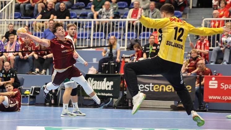 Handball 2nd Bundesliga: Tusem Essen vs. SC DHfK Leipzig ** FOR EDITORIAL PURPOSES ONLY ** EDITORIAL USE ONLY ** p Anadin Suljakovic of SC DHfK Leipzig blocks a shot by Felix Göttler of Tusem Essen L during the 2nd Handball Bundesliga match between Tusem Essen and SC DHfK Leipzig on October 2, 2026, at the Sporthalle Am Hallo in Essen, Germany, North Rhine-Westphalia, Essen. Copyright ChristofxKöpsel Copyright: ChristofxKöpsel doc87uwlhx3pu1yd4ikpae ,EDITORIAL USE ONLY Copyright: ChristofxKöpsel