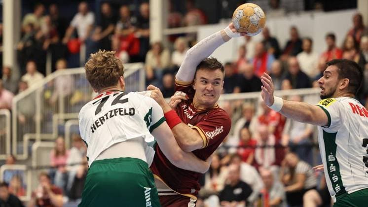 Handball 2nd Bundesliga: Tusem Essen vs. SC DHfK Leipzig ** FOR EDITORIAL PURPOSES ONLY ** EDITORIAL USE ONLY ** p Max Neuhaus of Tusem Essen with the ball against Tim Hertzfeld (L) and Luka Rogan (R) of SC DHfK Leipzig during the 2nd Handball Bundesliga match between Tusem Essen and SC DHfK Leipzig on October 2, 2026, at the Sporthalle Am Hallo in Essen, Germany, North Rhine-Westphalia, Essen Copyright ChristofxKöpsel Copyright: ChristofxKöpsel doc87uwmf7wp8j1bpyjyper ,EDITORIAL USE ONLY Copyright: ChristofxKöpsel