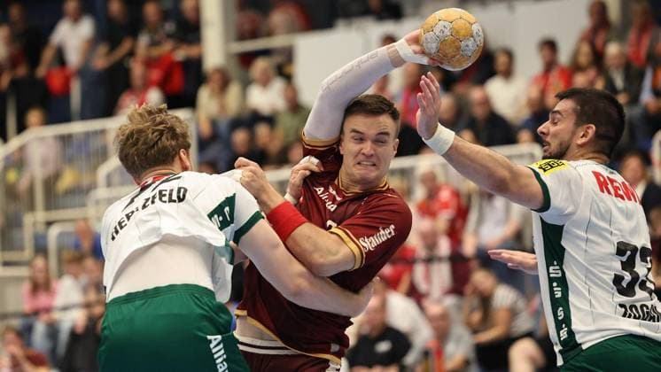 Handball 2nd Bundesliga: Tusem Essen vs. SC DHfK Leipzig ** FOR EDITORIAL PURPOSES ONLY ** EDITORIAL USE ONLY ** p Max Neuhaus of Tusem Essen with the ball against Tim Hertzfeld (L) and Luka Rogan (R) of SC DHfK Leipzig during the 2nd Handball Bundesliga match between Tusem Essen and SC DHfK Leipzig on October 2, 2026, at the Sporthalle Am Hallo in Essen, Germany, North Rhine-Westphalia, Essen Copyright ChristofxKöpsel Copyright: ChristofxKöpsel doc87uwmfezvaw1l8d17bir ,EDITORIAL USE ONLY Copyright: ChristofxKöpsel