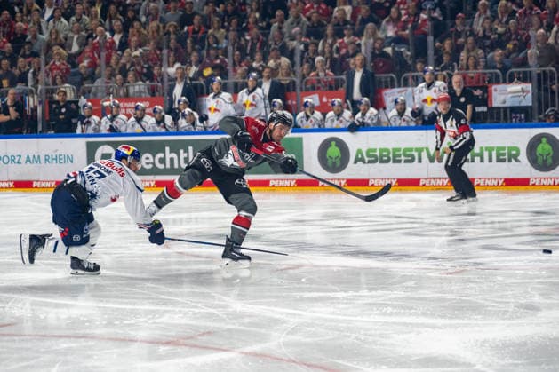 Taro Hirose of EHC Red Bull Munich 17 cannot stop Marco Noebels of the Cologne Sharks 92 from scoring the 1-0 goal. Cologne Sharks vs. EHC Red Bull Munich, Ice Hockey, Penny DEL, Matchday 5, 2026–2027 season, October 2, 2026: Kölner Haie vs. EHC Red Bull Munich, Ice Hockey, Penny DEL, Matchday 5, 2026–2027 season, October 2, 2026, Cologne Copyright: xEibner-Pressefoto ThomasxHaeslerx EP_THR