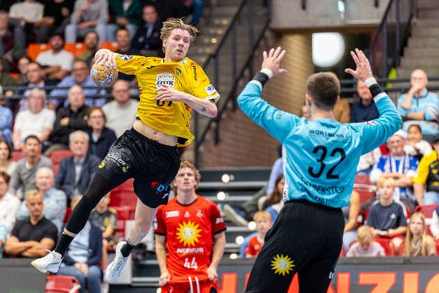 L R Jesper Schmidt, HSC 2000 Coburg, 87 on a goal attempt against Leon Grabenstein, TuS N Luebbecke, 32 GER, TuS N Luebbecke vs. HSC 2000 Coburg, Handball, 2nd Bundesliga, Matchday 6, 2026–2027 season, October 2, 2026 GER, TuS N Luebbecke vs. HSC 2000 Coburg, Handball, 2nd Bundesliga, Matchday 6, 2026–2027 season, October 2, 2026 Luebbecke Copyright: xEibner-Pressefoto JanxRollingerx EP_JSK
