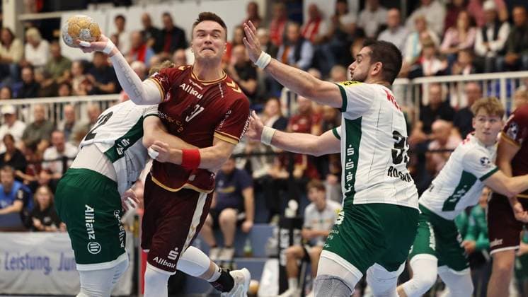 Handball 2nd Bundesliga: Tusem Essen vs. SC DHfK Leipzig ** FOR EDITORIAL PURPOSES ONLY ** EDITORIAL USE ONLY ** p Tim Hertzfeld (SC DHfK Leipzig, left) and Luka Rogan (SC DHfK Leipzig, right) defend against Max Neuhaus (Tusem Essen, center) during the 2nd Handball Bundesliga match between Tusem Essen and SC DHfK Leipzig on October 2, 2026, at the Sporthalle Am Hallo in Essen, Germany, North Rhine-Westphalia Essen Copyright ChristofxKöpsel Copyright: ChristofxKöpsel doc87uwq55ts1d1eadrebhr ,EDITORIAL USE ONLY Copyright: ChristofxKöpsel