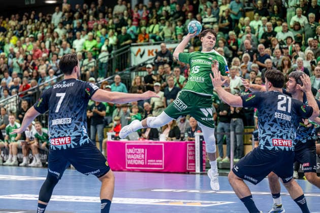 OPEL Handball Bundesliga: HSG Wetzlar vs. Rhein Neckar Löwen, 02 10 26; Alois Mraz (HSG Wetzlar), 15, Aron Seesing, Rhein Neckar Löwen, 21, Robert Timmermeister, Rhein Neckar Löwen, 7 OPEL Handball Bundesliga HSG Wetzlar vs. Rhein Neckar Löwen, Wetzlar, 10 26 02 Copyright: xBEAUTIFULxSPORTS Roeczeyx