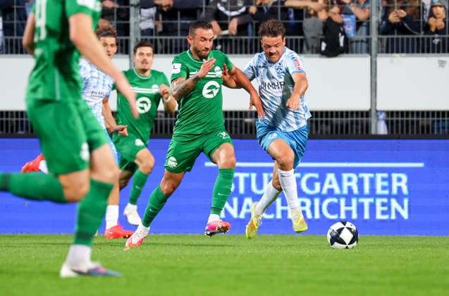 October 2, 2026, Germany, Stuttgart, Soccer, Regionalliga Südwest, SV Stuttgarter Kickers vs. Kickers Offenbach, from left: Robin Krauße (OFC), Yannick Glessing (Kickers)