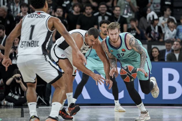Besiktas v Barcelona - EuroLeague ISTANBUL, TURKIYE - OCTOBER 2: Ante Toni Zizic (L) of Besiktas competes with Aleksander Balcerowski (22) of Barcelona during the 2026 2027 EuroLeague Round 3 basketball match between Besiktas and Barcelona at Turkcell Basketball Development Center in Istanbul, Turkiye on October 2, 2026. Arife Karakum Anadolu Istanbul Turkey. Editorial use only. Please get in touch for any other usage.  Copyright: x2026xAnadoluxArifexKarakumx