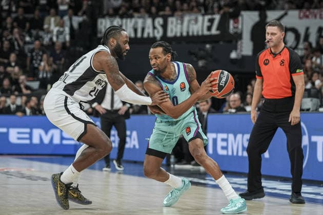 Besiktas v Barcelona - EuroLeague ISTANBUL, TURKIYE - OCTOBER 2: Ante Toni Zizic (L) of Besiktas competes with Kevin Punter (0) of Barcelona during the 2026 2027 EuroLeague Round 3 basketball match between Besiktas and Barcelona at Turkcell Basketball Development Center in Istanbul, Turkiye on October 2, 2026. Arife Karakum Anadolu Istanbul Turkey. Editorial use only. Please get in touch for any other usage.  Copyright: x2026xAnadoluxArifexKarakumx