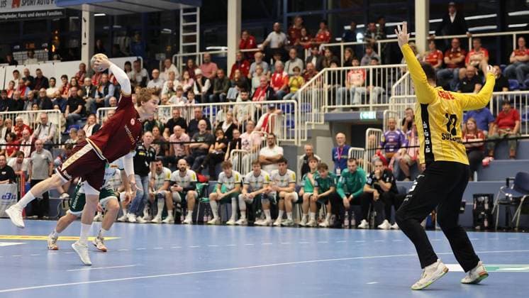 Handball 2nd Bundesliga: Tusem Essen vs. SC DHfK Leipzig ** FOR EDITORIAL PURPOSES ONLY ** EDITORIAL USE ONLY ** p Felix Mart Tusem Essen scores on a penalty throw against Anadin Suljakovic of SC DHfK Leipzig during the Handball 2nd Bundesliga match between Tusem Essen and SC DHfK Leipzig on October 2, 2026, at the Sporthalle Am Hallo in Essen, Germany, North Rhine-Westphalia, Essen. Copyright ChristofxKöpsel Copyright: ChristofxKöpsel doc87uwwlljria92q5wb2s ,EDITORIAL USE ONLY Copyright: ChristofxKöpsel
