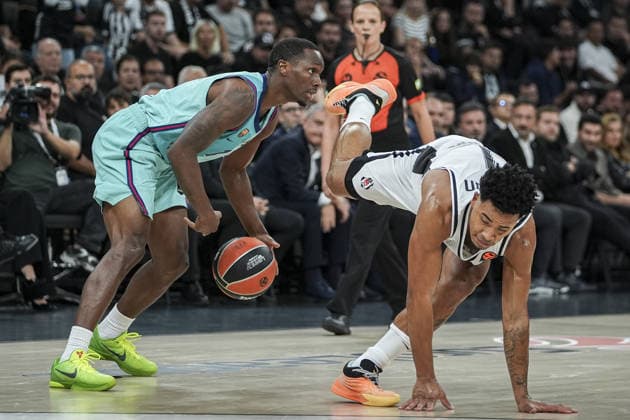 Besiktas v Barcelona - EuroLeague ISTANBUL, TURKIYE - OCTOBER 2: Devon Doston (R) of Besiktas competes with Umoja Gibson (L) of Barcelona during the 2026 2027 EuroLeague Round 3 basketball match between Besiktas and Barcelona at Turkcell Basketball Development Center in Istanbul, Turkiye on October 2, 2026. Arife Karakum Anadolu Istanbul Turkey. Editorial use only. Please get in touch for any other usage.  Copyright: x2026xAnadoluxArifexKarakumx