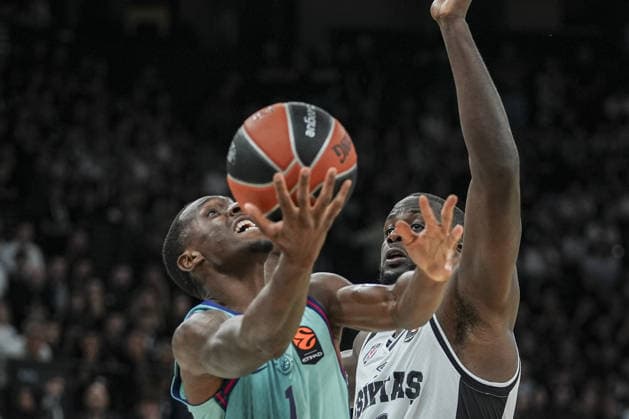 Besiktas v Barcelona - EuroLeague ISTANBUL, TURKIYE - OCTOBER 2: Tosan Evbuomwan (R) of Besiktas competes with Umoja Gibson (L) of Barcelona during the 2026 2027 EuroLeague Round 3 basketball match between Besiktas and Barcelona at Turkcell Basketball Development Center in Istanbul, Turkiye on October 2, 2026. Arife Karakum Anadolu Istanbul Turkey. Editorial use only. Please get in touch for any other usage.  Copyright: x2026xAnadoluxArifexKarakumx