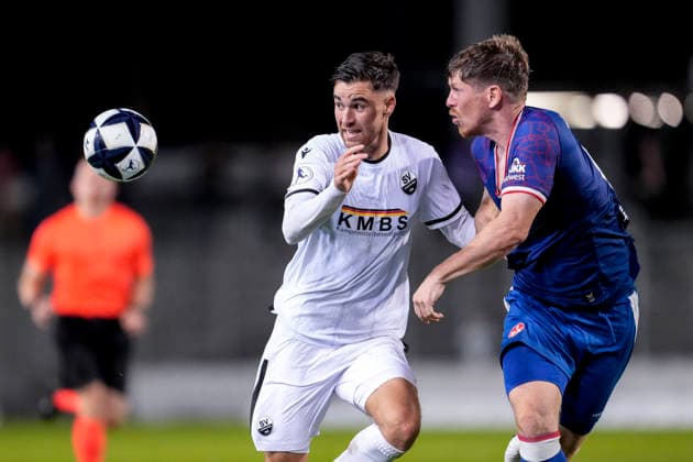From left: David Mamutovic (SVS), 7, Denis Linsmayer (FCK), 6, tackle, game scene, duel, tackle, tackling, dynamics, action, 02 10 2026, Sandhausen, Germany, soccer, Regionalliga Southwest, SV Sandhausen 1 vs. FC Kaiserslautern II xozx