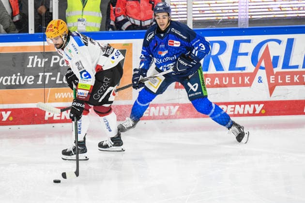 J. C. Beaudin, Straubing Tigers, behind Nicolas Kraemmer, Pinguins Bremerhaven, Men s Ice Hockey, German Ice Hockey League, Penny DEL, Matchday 5, 2026–2027 season on October 2, 2026, at the Eisstadion am Pulverturm, Straubing Tigers (blue) vs. Pinguins Bremerhaven (white)