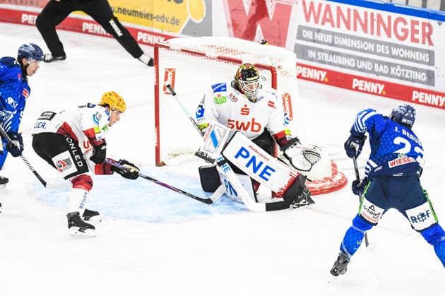 J. C. Beaudin s Straubing Tigers Face Kristers Gudlesvskis Pinguins Bremerhaven, Men s Ice Hockey, German Ice Hockey League, Penny DEL, Matchday 5, 2026–2027 season on October 2, 2026, at the Eisstadion am Pulverturm, Straubing Tigers (blue) vs. Pinguins Bremerhaven (white)