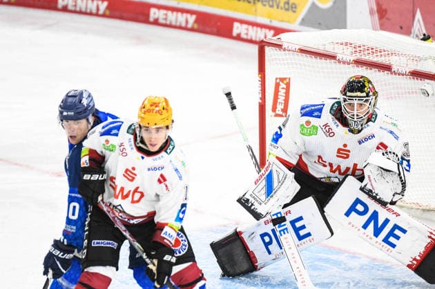 Kristers Gudlevskis, Bremerhaven Penguins, Men s Ice Hockey, German Ice Hockey League, Penny DEL, Matchday 5, 2026–2027 Season on October 2, 2026, at the Eisstadion am Pulverturm, Straubing Tigers (blue) vs. Pinguins Bremerhaven (white)