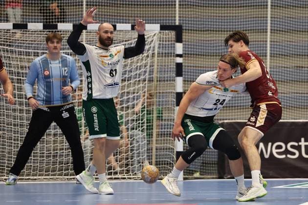 Handball 2nd Bundesliga: Tusem Essen vs. SC DHfK Leipzig ** FOR EDITORIAL PURPOSES ONLY ** EDITORIAL USE ONLY ** p Felix Eißing (Tusem Essen, R) defends against Blaer Hinriksson (SC DHfK Leipzig, M) during the 2nd Handball Bundesliga match between Tusem Essen and SC DHfK Leipzig on October 2, 2026, at the Sporthalle Am Hallo in Essen, Germany, North Rhine-Westphalia, Essen. Copyright ChristofxKöpsel Copyright: ChristofxKöpsel doc87ux0adktnd1219pa14st ,EDITORIAL USE ONLY Copyright: ChristofxKöpsel