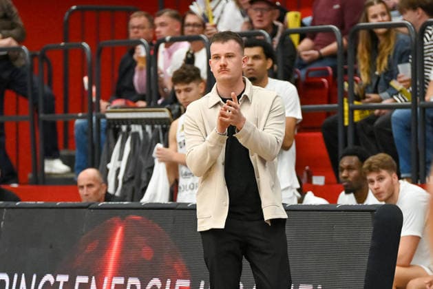 Hendrik Gruhn, Artland Dragons Coach, applauds during the Artland Dragons vs. BG Göttingen game, 2nd Basketball Bundesliga, Pro A, Matchday 2, 2026–2027 season, October 2, 2026, Artland Dragons vs. BG Göttingen, 2nd Basketball Bundesliga, Pro A, Matchday 2, 2026–2027 season, October 2, 2026, Quakenbrück Copyright: xEibner-Pressefoto RobertxGertzenx EP_RGN
