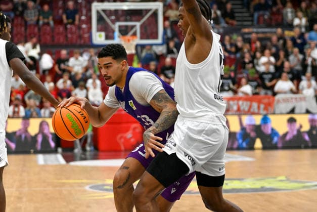 Tai Bibbs (BG Göttingen), 33, with the ball against Elijah Ndi (Artland Dragons), 12; Artland Dragons vs. BG Göttingen, 2nd Basketball Bundesliga, Pro A, Matchday 2, 2026–2027 season, October 2, 2026, Artland Dragons vs. BG Göttingen, 2nd Basketball Bundesliga, Pro A, Matchday 2, 2026–2027 season, October 2, 2026, Quakenbrück Copyright: xEibner-Pressefoto RobertxGertzenx EP_RGN
