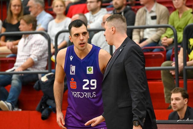 Omar Pajic of BG Göttingen, 29, in conversation with Martins Gulbis of BG Göttingen, coach of the Artland Dragons vs. BG Göttingen, 2nd Basketball Bundesliga, Pro A, Matchday 2, 2026–2027 season, October 2, 2026, Artland Dragons vs. BG Göttingen, 2nd Basketball Bundesliga, Pro A, Matchday 2, 2026–2027 season, October 2, 2026, Quakenbrück Copyright: xEibner-Pressefoto RobertxGertzenx EP_RGN