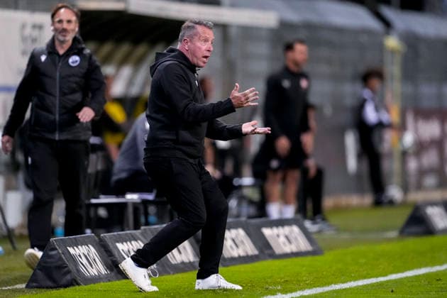 Markus Kauczinski, coach and head coach of SVS, gives instructions, gesturing with his arms; close-up, full-body shot, single frame, single photo, action, 02 10 2026, Sandhausen, Germany, soccer, Regionalliga Südwest, SV Sandhausen vs. 1. FC Kaiserslautern II xozx